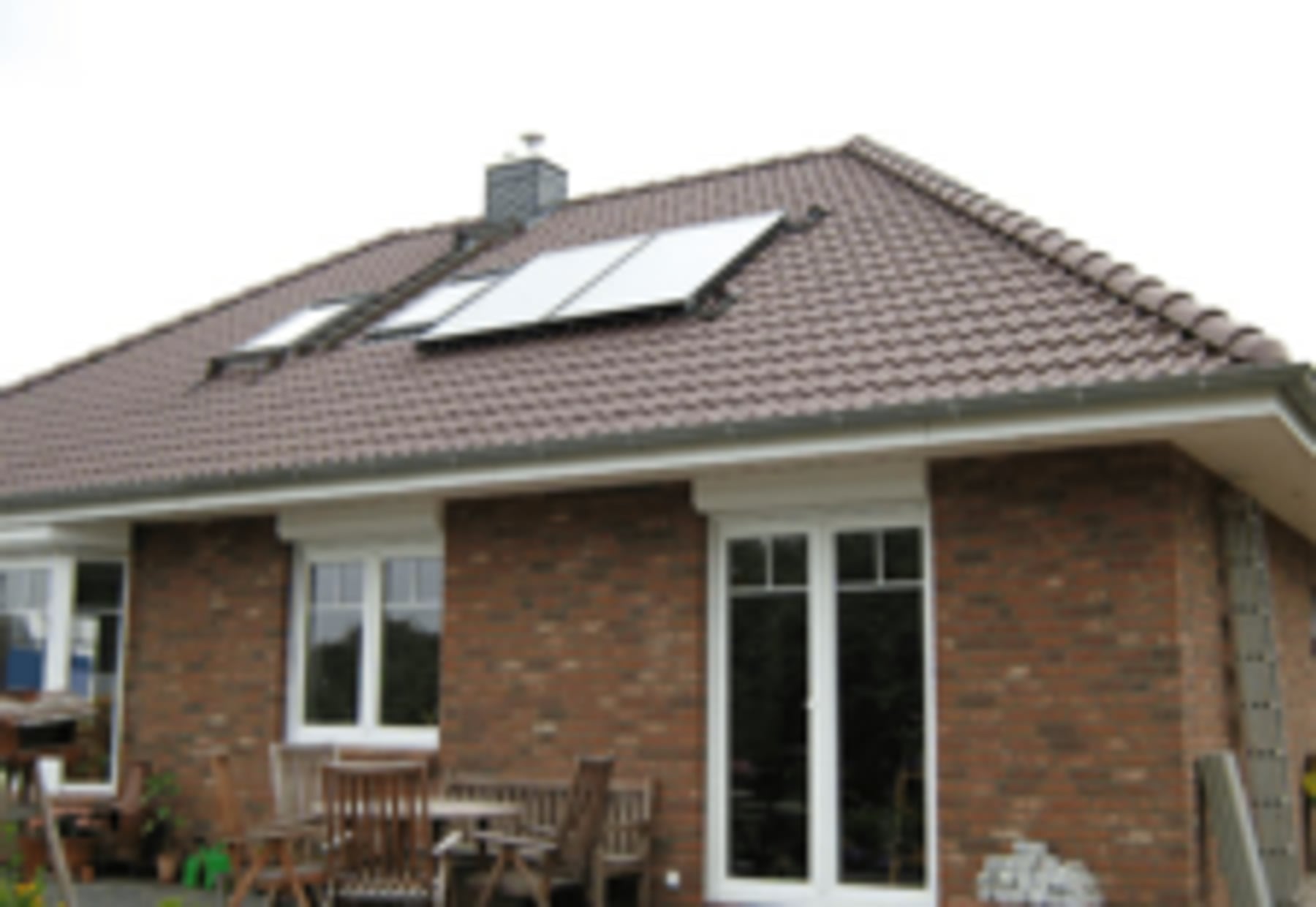 Solarkollektoren auf Hausdach – Regenerative Energie