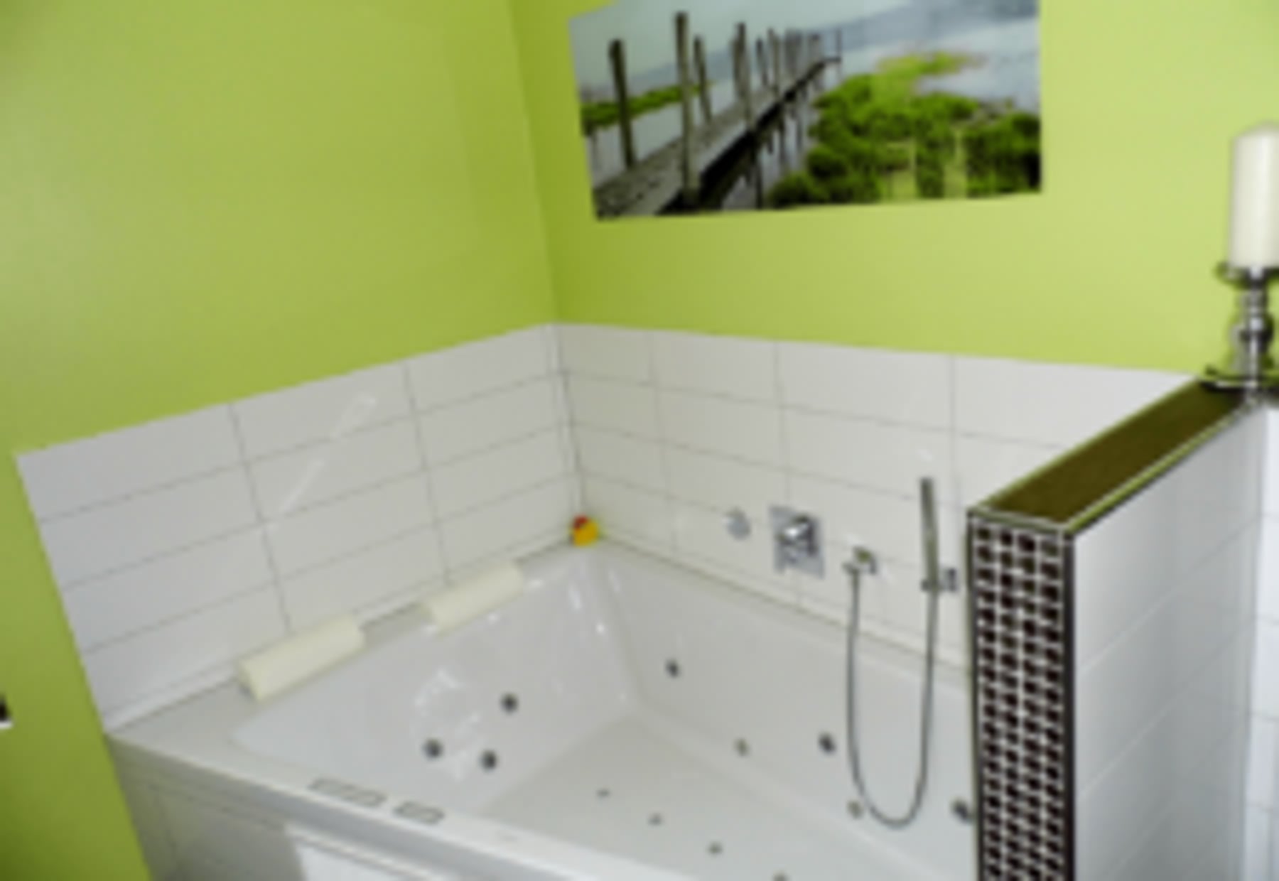 Badezimmer mit Whirlpool-Badewanne und grünen Akzenten